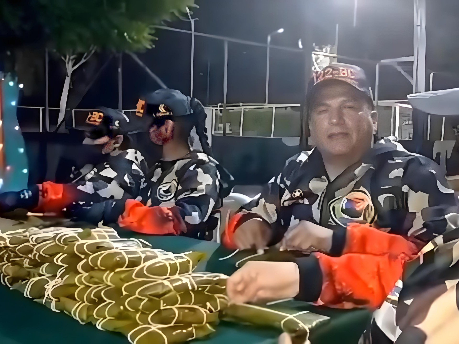 满满的松弛感！特朗普大军压境，委内瑞拉官兵淡定制作“蕉叶炸弹”迎战