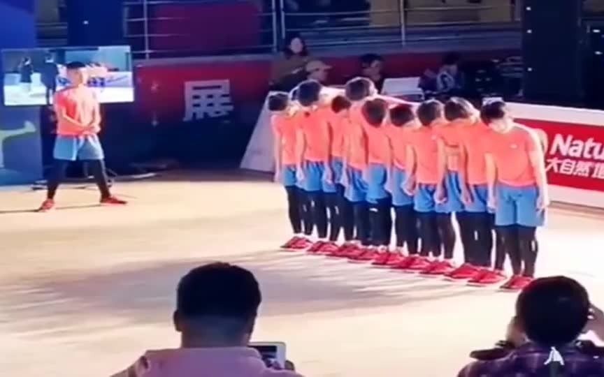 中国专业跳绳比赛。外国观众：作弊，看不见绳子。