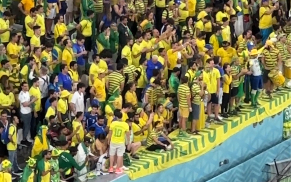 2022世界杯巴西战败，内马尔哭了，球迷不愿离场