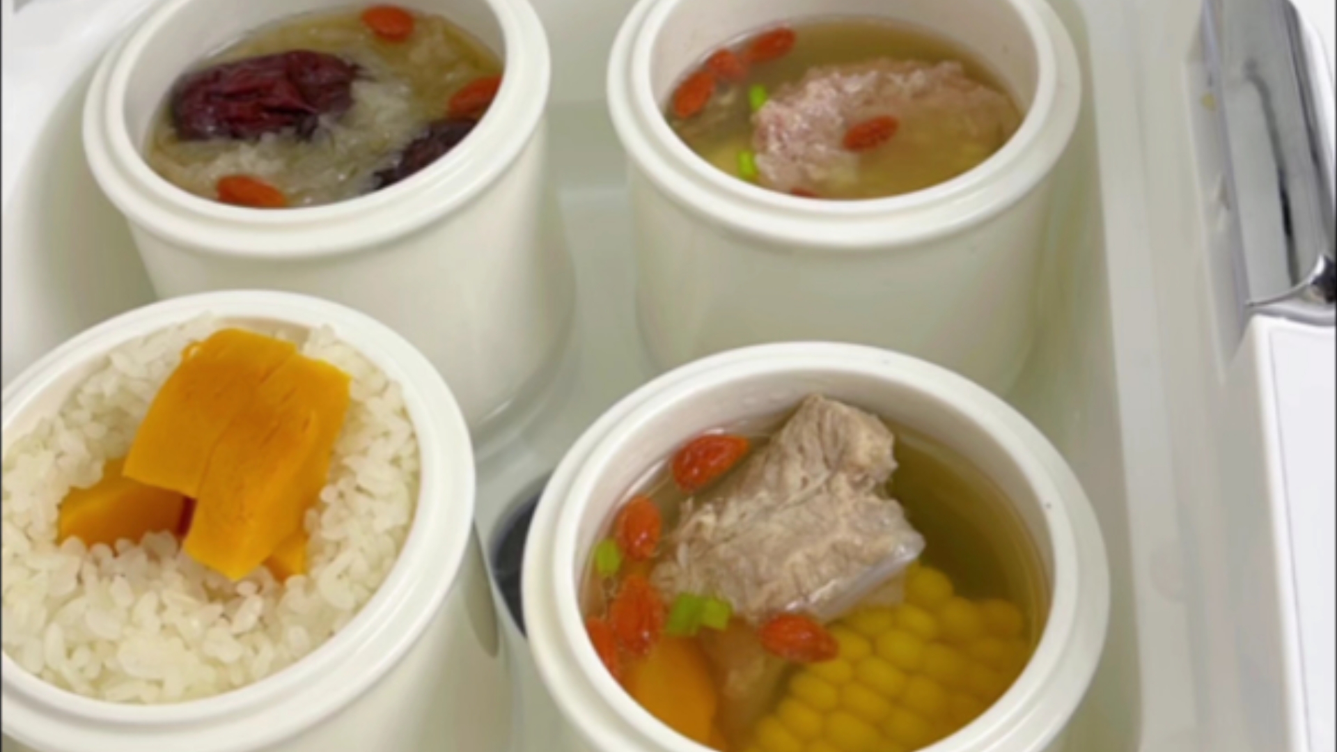 立秋之后太适合喝炖盅汤，太省事了，一锅四出，有肉有汤，有主食有甜品，下班回家就能吃上热腾腾的饭菜