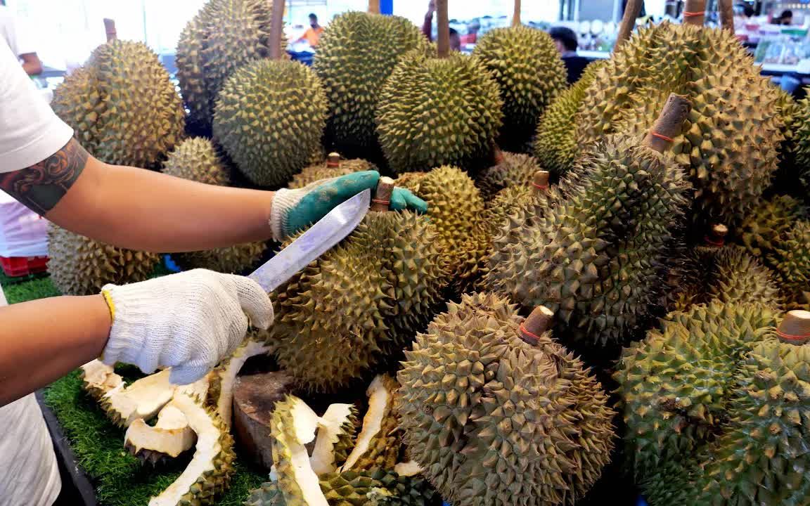 泰国街头：现开水果，菠萝蜜、榴莲！
