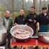 王刚和四伯做四川传统“腊肉”和川味“酱肉”备年货，整整四十坨