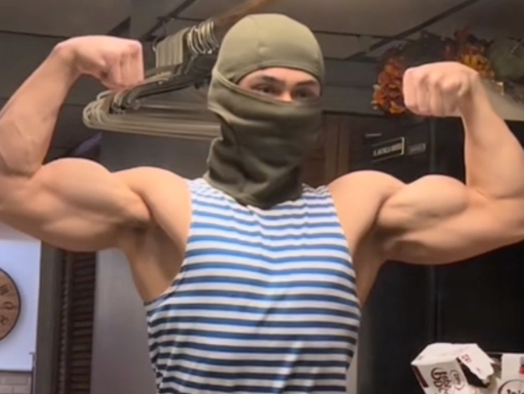 迷彩是男人最好的医美，穿衣显瘦脱衣有肉。