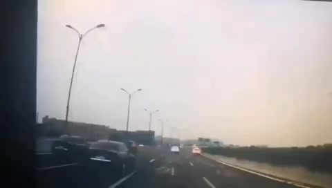 杭州一女司机把车开到了高速指路牌上，后车行车记录起飞过程