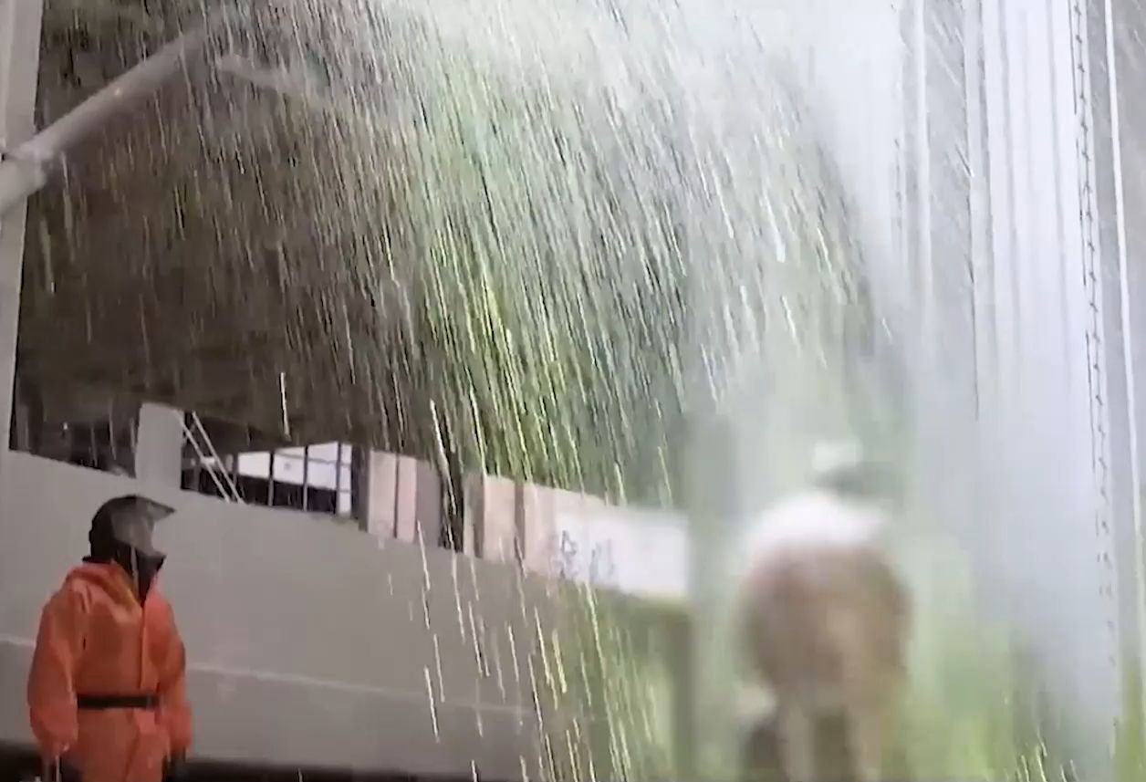 每个进入城市的人都要用硫磺水消毒，并在关键部位喷上香水《烈火战车》