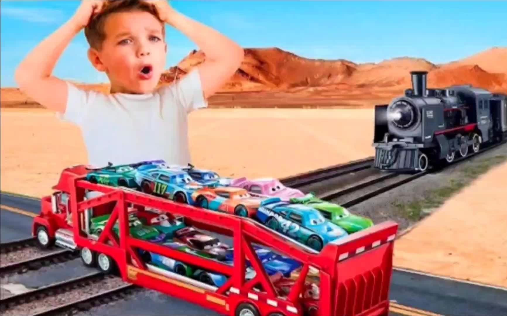 尼基小男孩和哥哥弗拉德竟然有好多玩具小汽车，还有一辆新买的小火车，太好玩了吧~