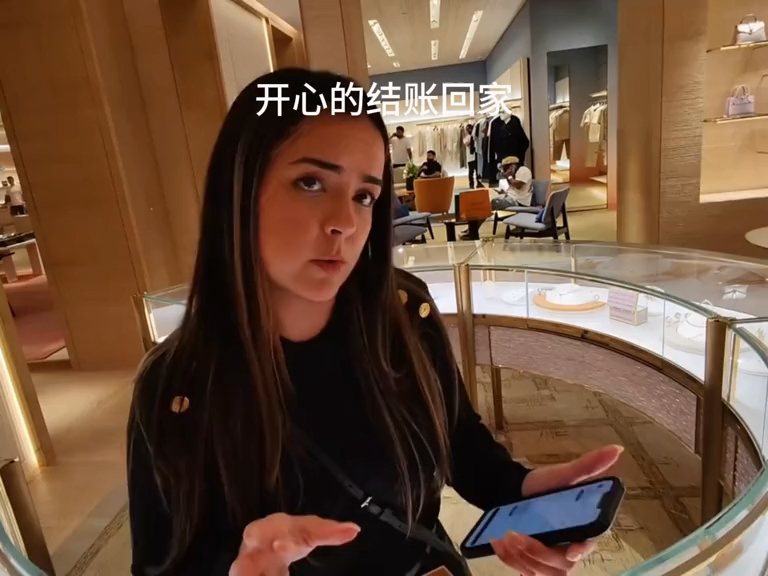 美国LV店员说手链大小问题全球可换，国内门店却拒换还当众阴阳怪气，态度极差，这就是我发视频的原因。 任重道远..