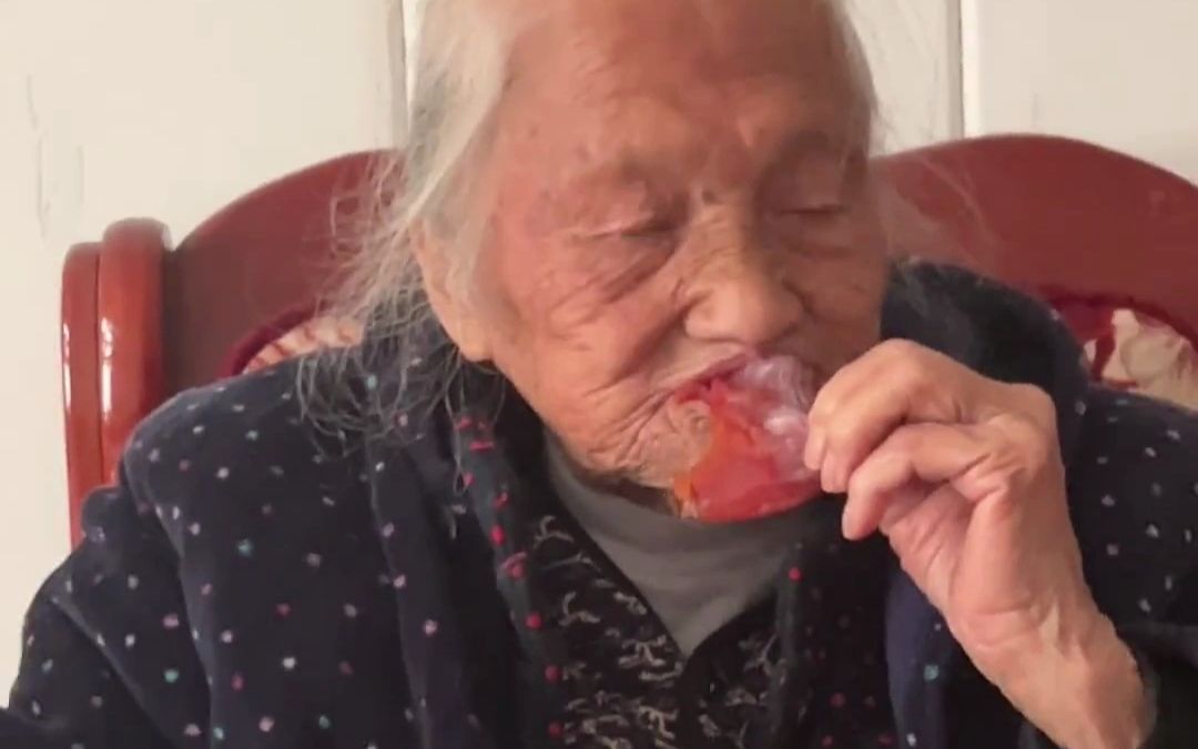 102岁奶奶给27岁孙女不停投喂零食，一天七八次。孙女：奶奶觉得自己还没长大。