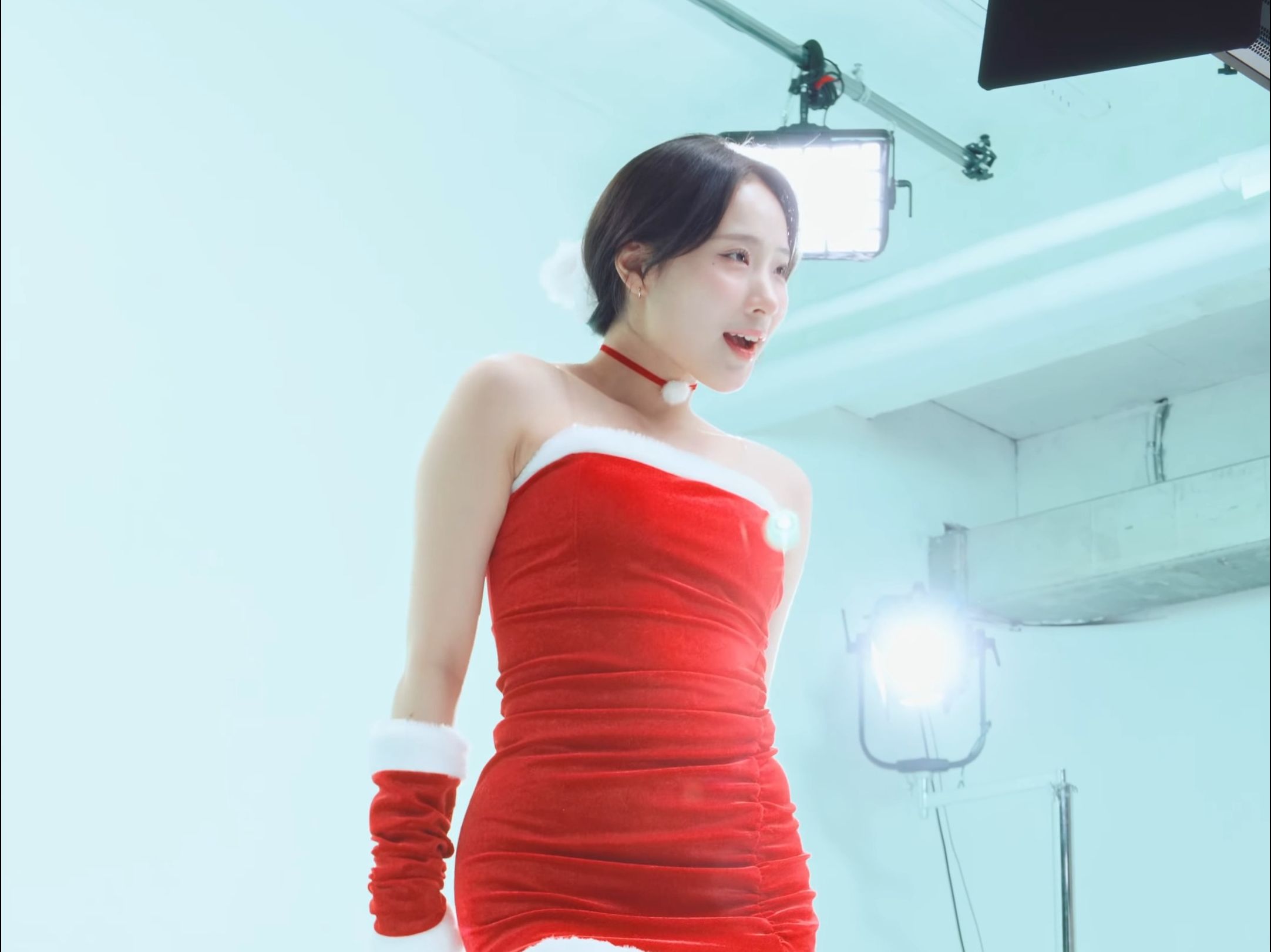 Jung In Twinkle Christmas Outfit Side View