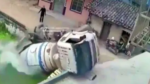 1117:倒个车把自己干翻了,这下可赔大了!