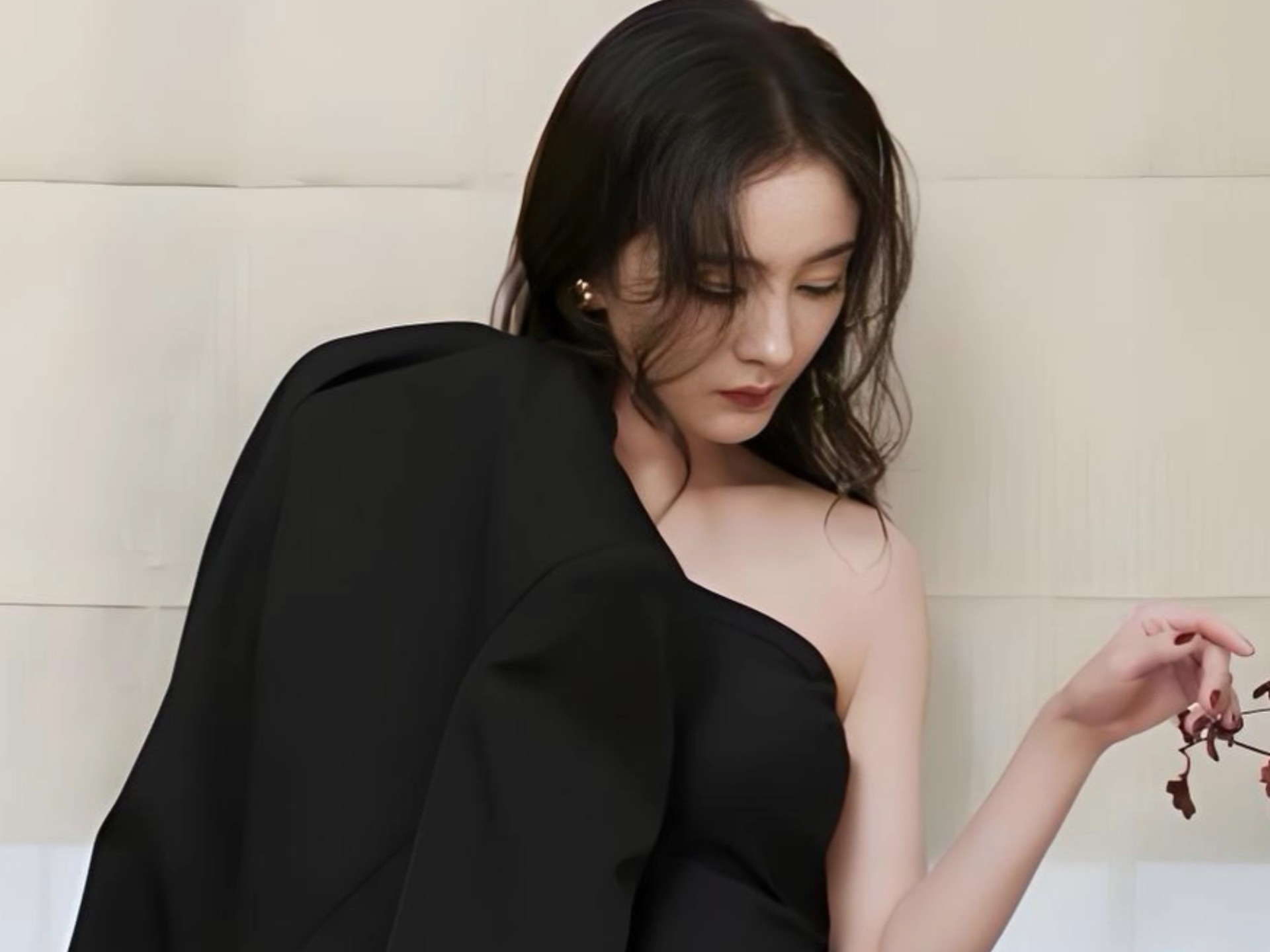 杨幂西装配黑丝写真美照