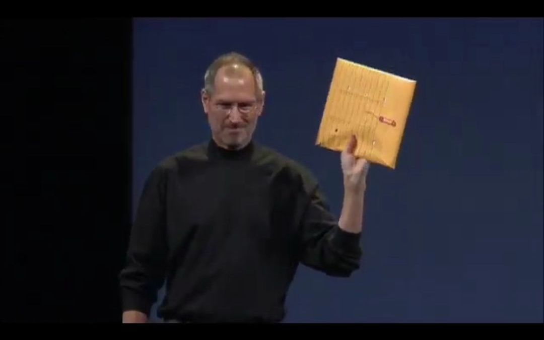 当年乔布斯从信封中取出超轻薄MacBook Air，全场沸腾了！