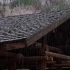 森林中破旧的木质屋顶伴随着猛烈的雨声,深沉的睡眠,雨中的休息