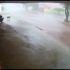 巴西：一钢制棚子突然倒塌，躲雨男子因拉着烧烤架奇迹逃生