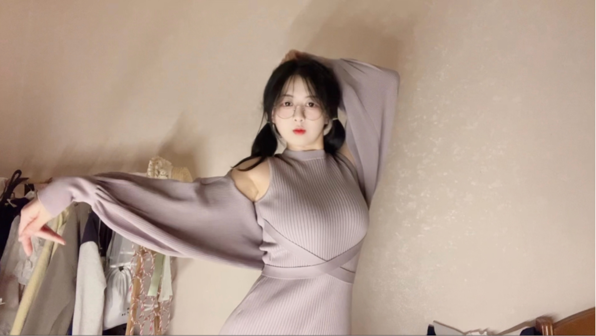 A cute girl with a powerful song!