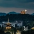 【在西湖三潭印月看#超级月亮# 绝美！ 】今晚，年度“最大满月”在杭州西湖的三潭印月升起！雷峰塔下，城隍阁上，城里的月光