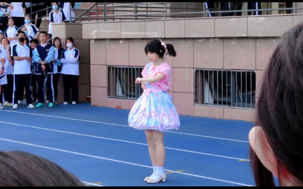 【六首宅舞的文艺复兴】震惊！某高中生竟在操场上穿着怪异！