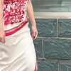 老板娘这身旗袍装太赞了，完美身材谁看了不迷糊