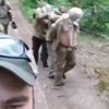 俄罗斯士兵抓了一群乌克兰老年兵，真是没对比就没伤害