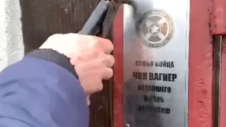 阵亡瓦格纳的家门口安装了纪念牌子，写着:士兵家属，雇佣兵瓦格纳，为俄罗斯捐躯