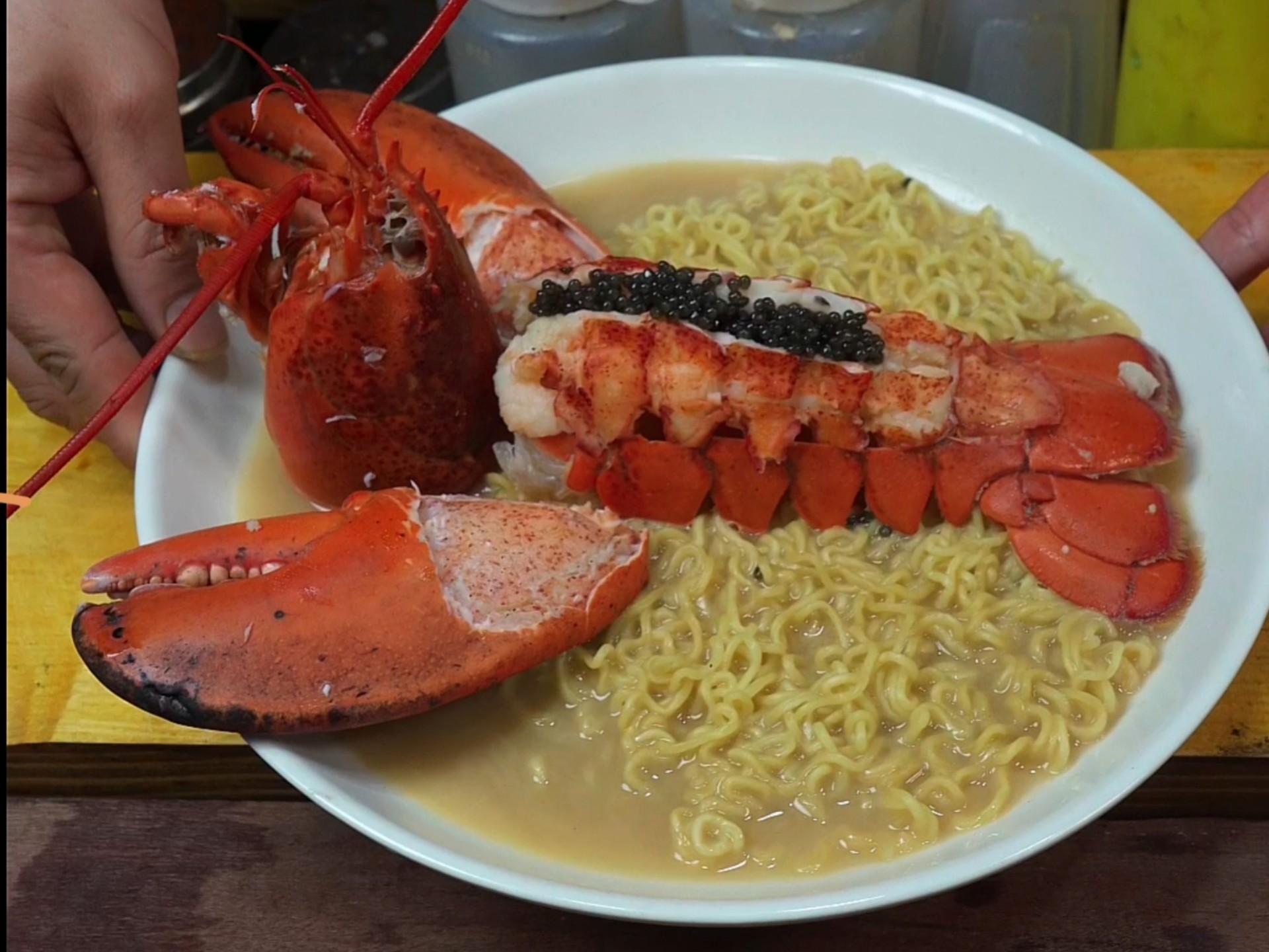 一天工资只够吃个泡面。