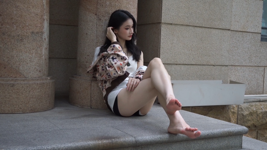 不穿鞋踢你一脚会疼么