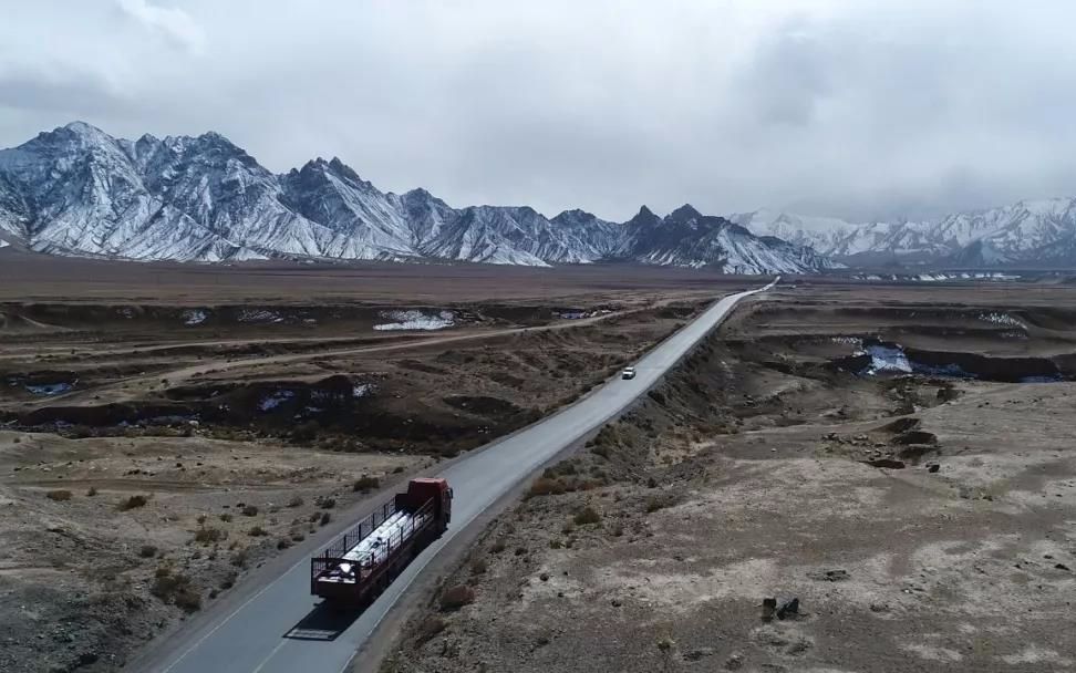 《此时此刻》：青藏线上的卡车人，他们和“天路”一样值得称颂