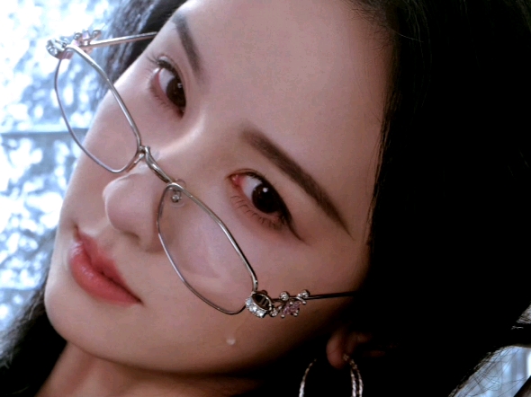 戴眼镜的陈都灵好有知性美