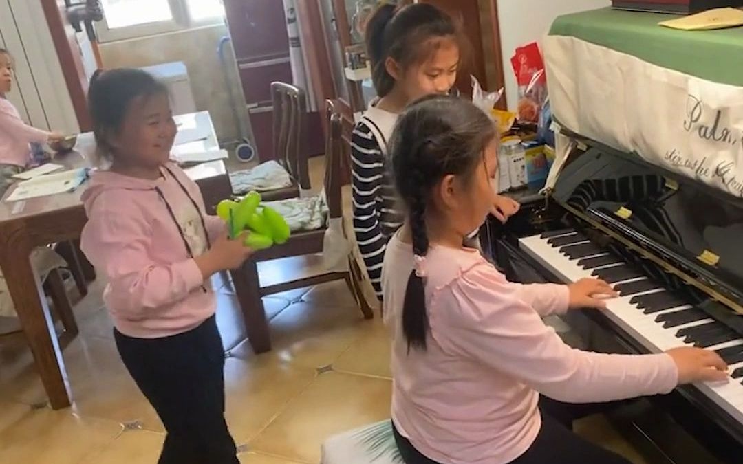 女孩的同学到她家来玩钢琴，同学上手后，笑着的女孩一秒变脸