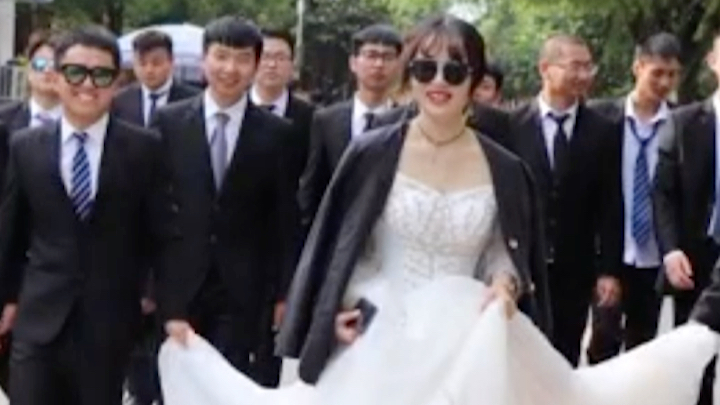 陕西一高校27名男生接班中唯一女生拍毕业婚纱照 ，称想让她做全校最幸福女生。