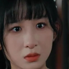 父亲一把掀开女儿的被子叫她起床，可女儿却赖在床上不愿动，于是父亲便趴在她的身上给她挠痒痒 #爸爸不允许我谈恋爱