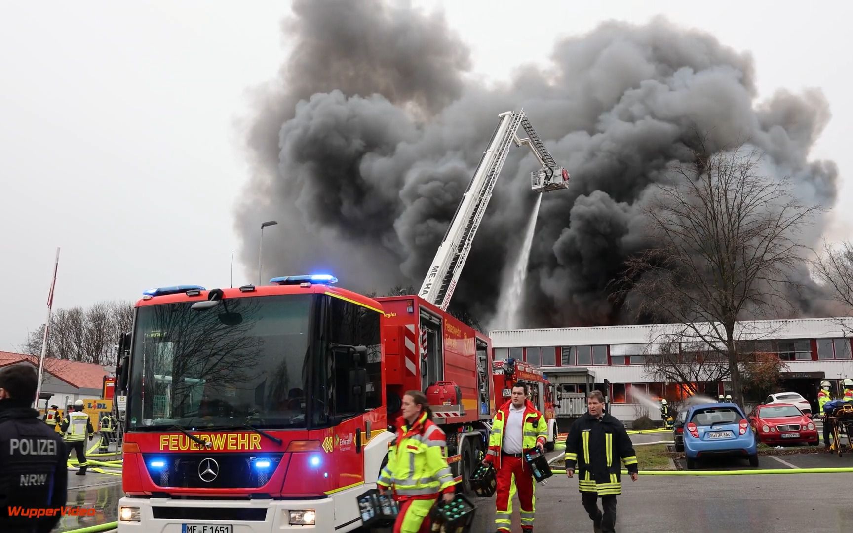 德国某地发生大火，数英里外可见浓烟，消防员利用各种消防车辆紧急灭火