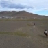 西藏申扎县的民间赛马，虽没有人山人海，蓝天白云下在荒凉的草原上驰骋，不能更狂野！