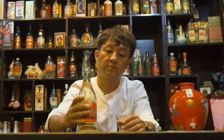【二更】老天津人收藏上千瓶白酒，感觉超值钱...