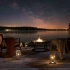 篝火和大自然的声音在秋天的夜晚在一个平静的湖面上的码头上。 - 8小时
