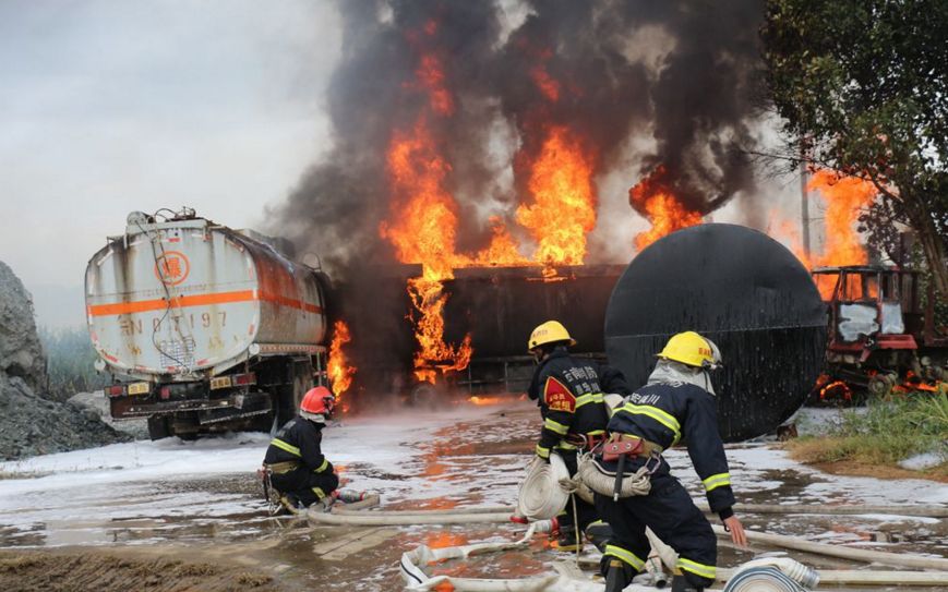 比大货更危险的油罐车,爆炸瞬间一片火海!
