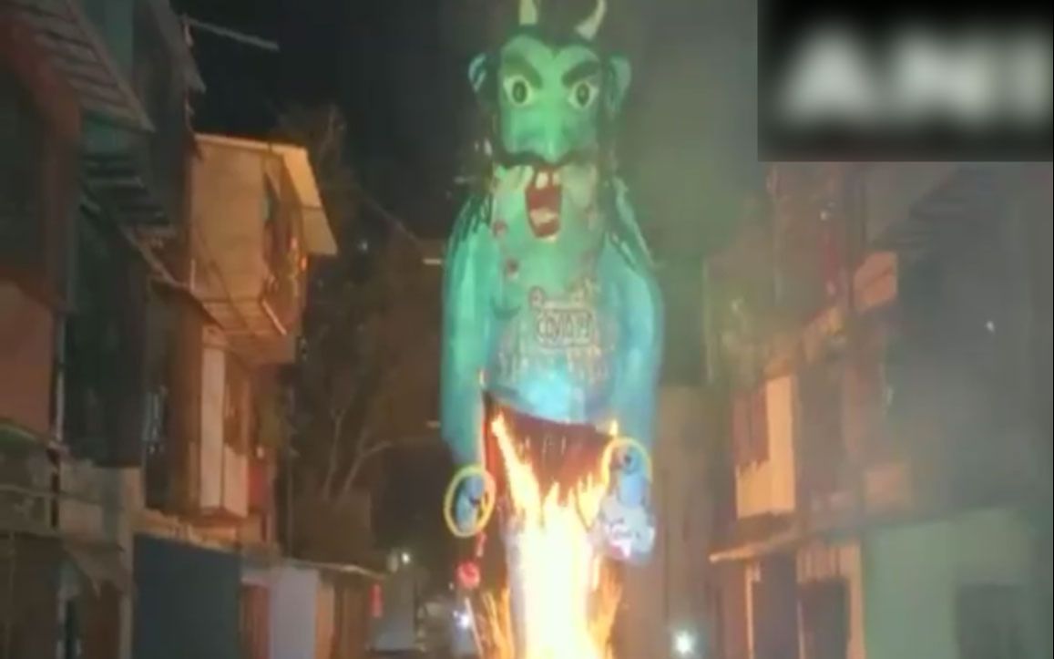 15米高！印度焚烧新冠病毒塑像