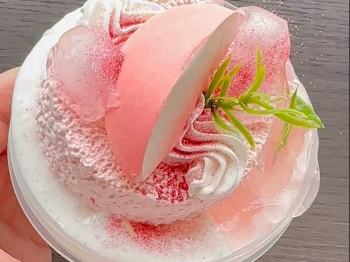 【蜜桃奶油戚风蛋糕】这款不管是底胶还是混合以后的质感我都很喜欢，这种克重高的粘土混合时一定要把底胶放软才丝滑！！底胶我个人觉得比较奶油麻薯的质感！好戳好玩！