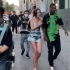 商场门口，黑人和中国女朋友手牵手走路