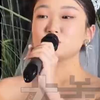 新娘将手捧花送给伴娘，“30岁才是接近理想的18岁