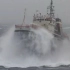 十级风暴中俄军救援拖船拖拽失去动力的“库兹涅佐夫上将”号航母