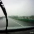 雨天高速超车，险些出事故