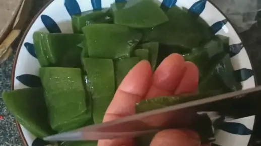 沉侵式把斑鸠豆腐(神豆腐)做成凉菜。