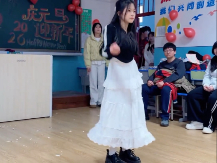 高中生元旦晚会｜女高中生舞蹈翻跳《不潮不用花钱》