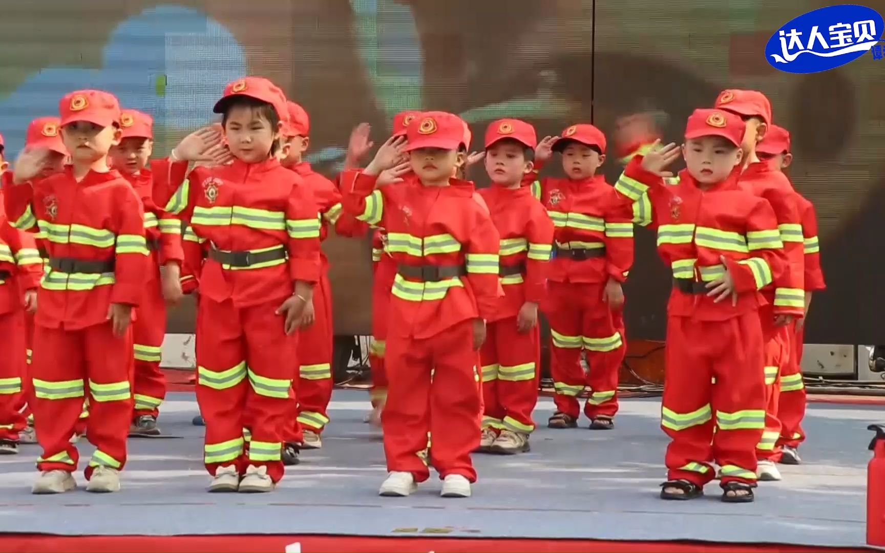 幼儿园中班舞蹈《小小消防员》，舞蹈简单易排，小宝贝太可爱了