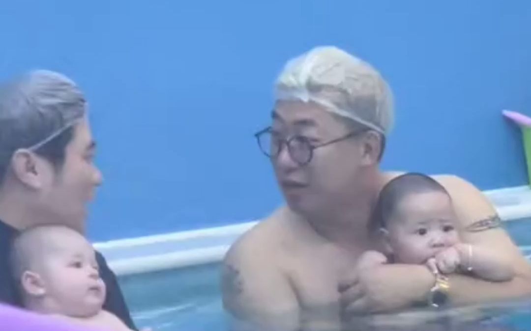 两位爸爸抱宝宝游泳，泳池里越聊越起劲 网友：爸爸确定不是来泡澡的？
