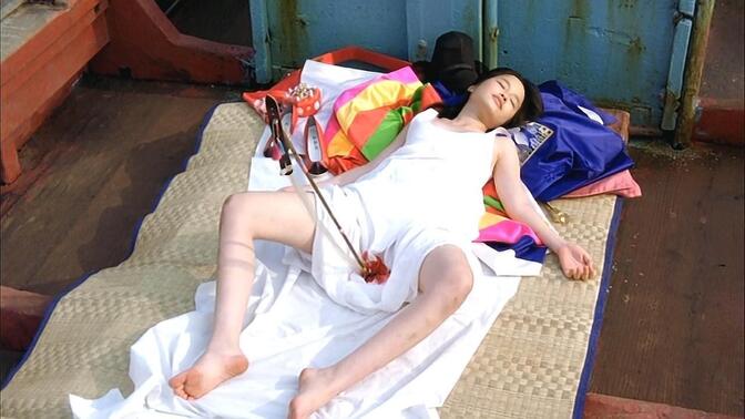 女孩张开双腿，神交的那一刻，顿时颅内高潮，一股不可名传的震撼与悸动一口气看完高分电影《弓》