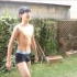 19岁腹肌大包少年在院里泳裤玩耍