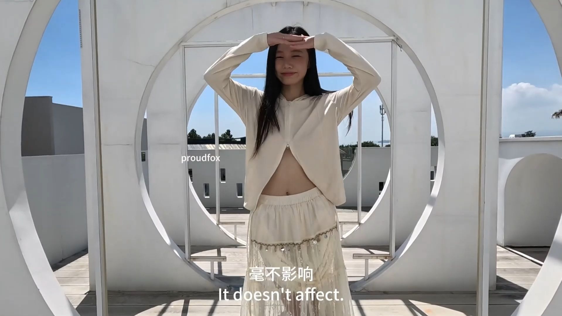 甜甜美美的可可在民宿展示两款服装，一款可以两穿