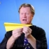 纸飞机飞行距离世界纪录保持者（69.14米）John Collins又来了——在这个视频中，他将向你讲解5款主流纸飞机背